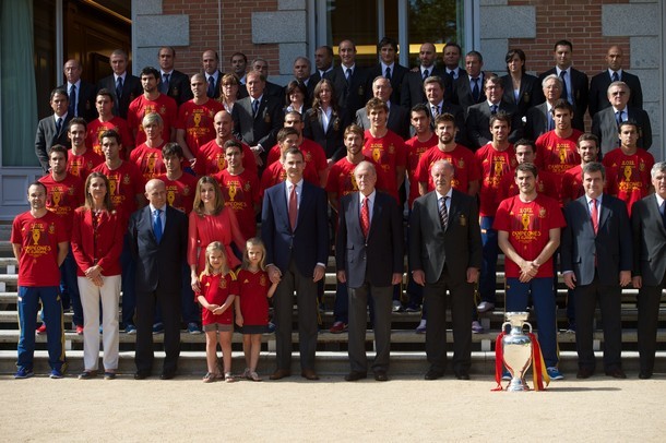 Cả đội chụp ảnh lưu niệm cùng Hoàng gia Tây Ban Nha